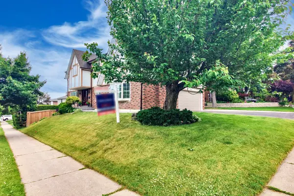 2 Butterfield DR, Toronto C13, ON M3A 2L8