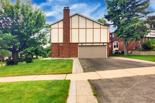 2 Butterfield DR, Toronto C13, ON M3A 2L8