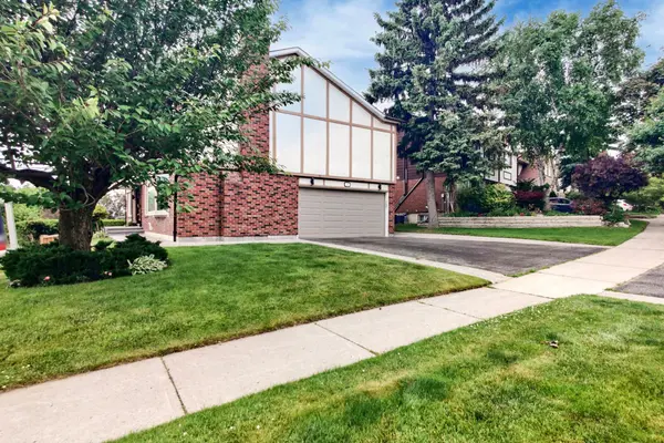 2 Butterfield DR, Toronto C13, ON M3A 2L8