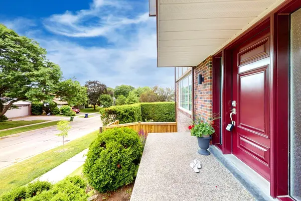 2 Butterfield DR, Toronto C13, ON M3A 2L8