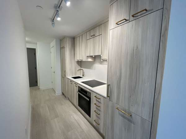 634 Church ST #2402, Toronto C08, ON M4Y 2G3