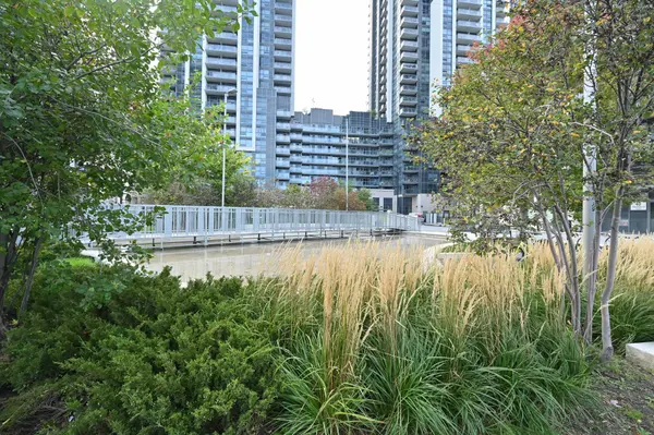 20 Meadowglen PL #728, Toronto E09, ON M1G 0A9