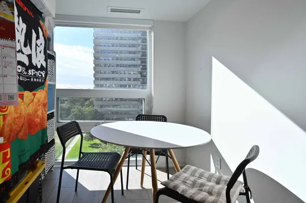 20 Meadowglen PL #728, Toronto E09, ON M1G 0A9