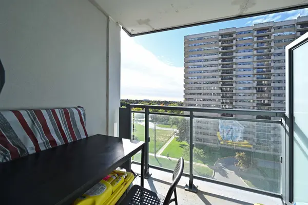 20 Meadowglen PL #728, Toronto E09, ON M1G 0A9