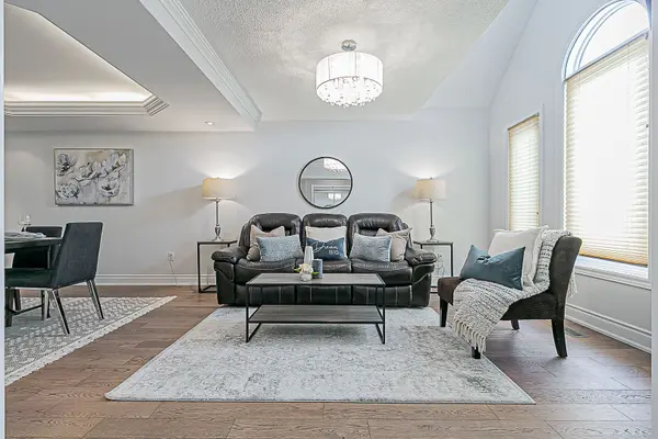 310 Chambers CRES, Newmarket, ON L3X 1T2