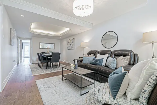 310 Chambers CRES, Newmarket, ON L3X 1T2