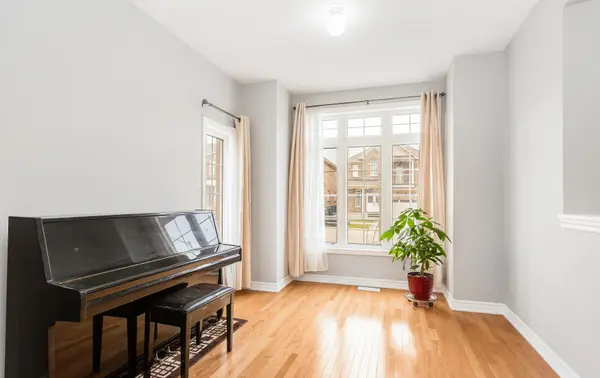 10 Elmcrest DR, Brampton, ON L6Y 5T7