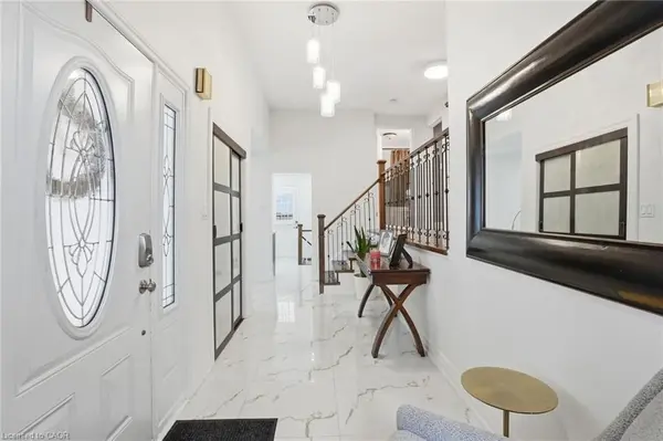 697 LOMOND CRES, Burlington, ON L7L 2N8