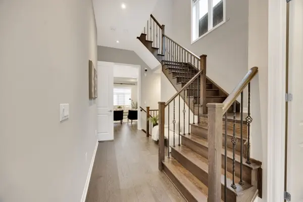 34 Carnegie DR, Oakville, ON L6H 0V8