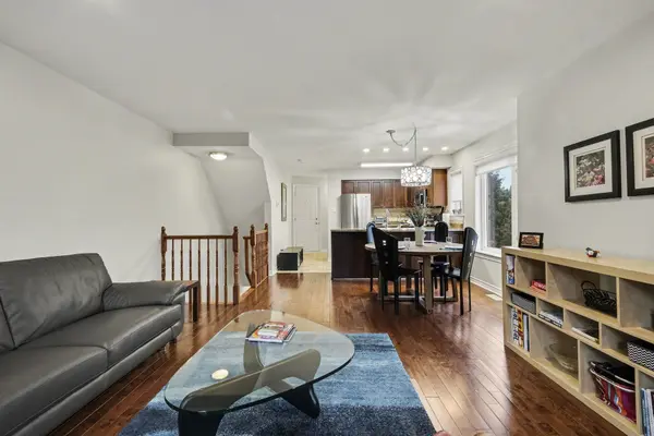 60 Mayflower Private, Woodroffe, ON K2B 0A2