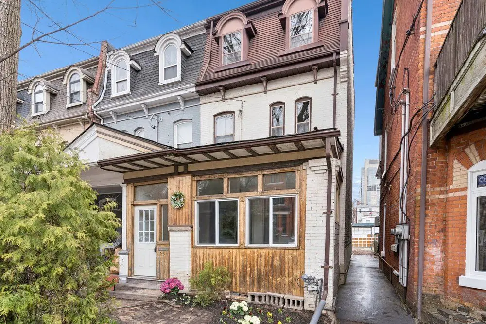 221 Beverley ST, Toronto C01, ON M5T 1Z4
