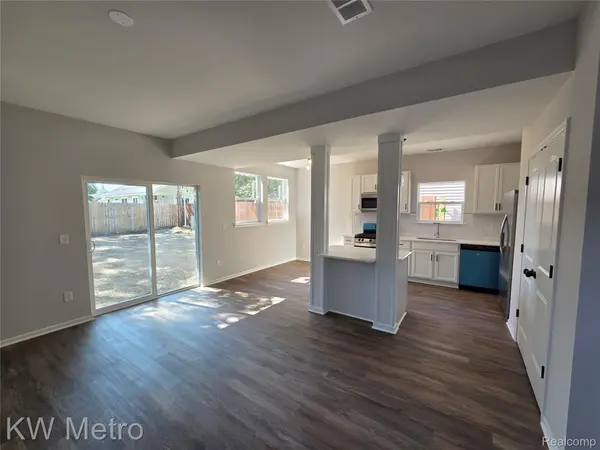 1116 E HAYES AVE, Hazel Park, MI 48030