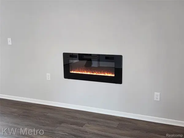 1116 E HAYES AVE, Hazel Park, MI 48030