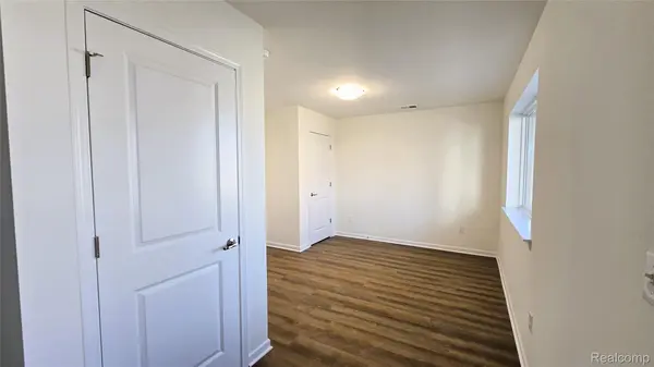 4876 Parkside LN, Troy, MI 48085