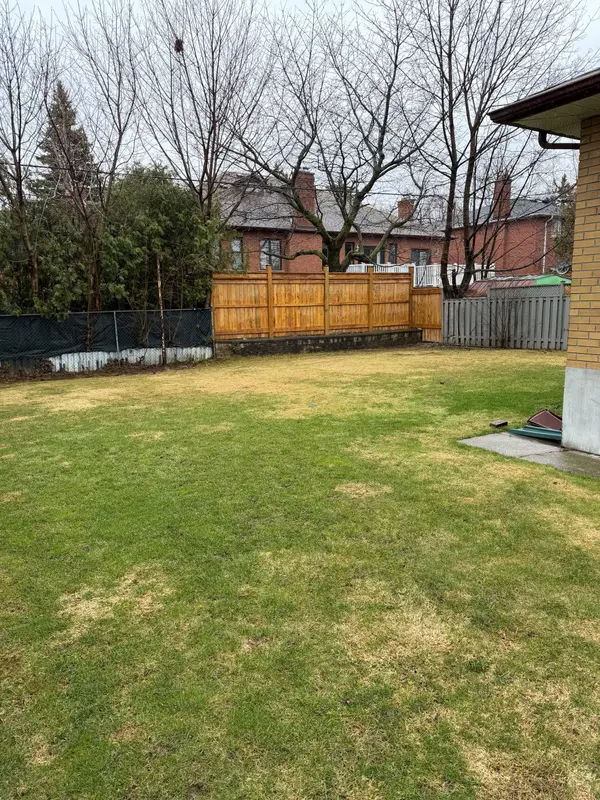 7 Amos CRES, Toronto C06, ON M3H 3X8