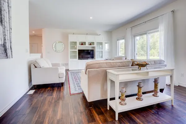 15 Keyzer DR, Oro-medonte, ON L3V 8N7