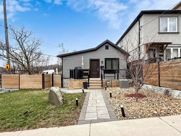 534 Silverthorn AVE, Toronto W03, ON M6M 3H9