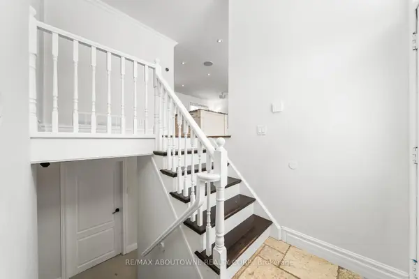 407 Canterbury CRES, Oakville, ON L6J 5K8