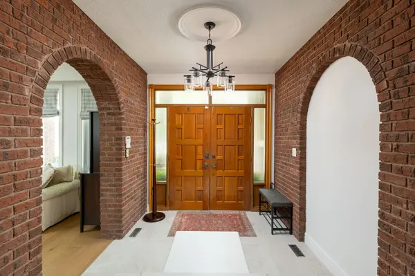 15 Westroyal RD, Toronto W09, ON M9P 2C4