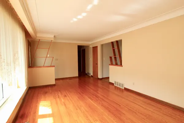 12 Lorne AVE, Grimsby, ON L3M 2H5