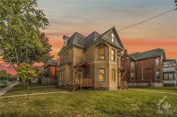 42 CHURCH ST W, Smiths Falls, ON K7A 1P7