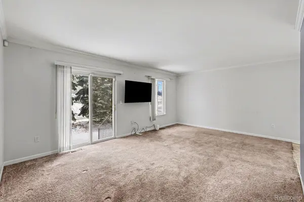 24326 Juliet DR, Center Line, MI 48015