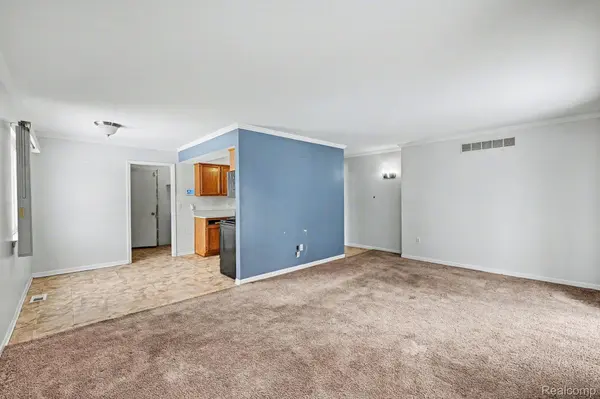 24326 Juliet DR, Center Line, MI 48015