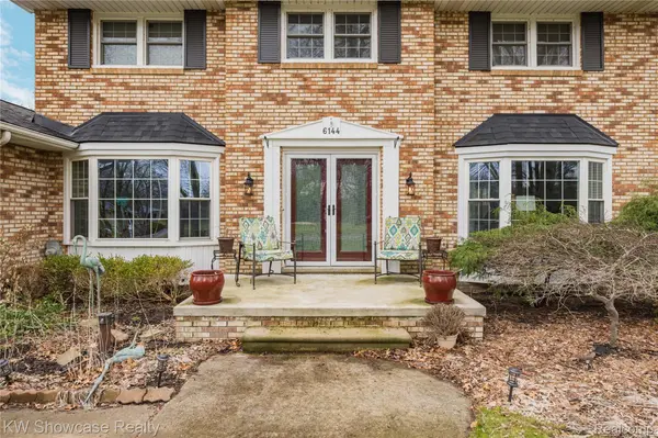 6144 Venice DR, Commerce Charter Township, MI 48382