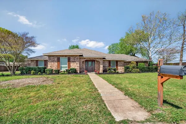 102 Royal Oaks Drive, Greenville, TX 75402