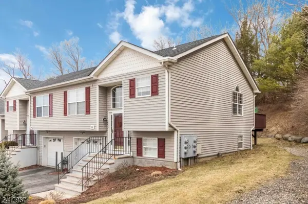 32 Oak Point Dr, Hamburg Boro, NJ 07419