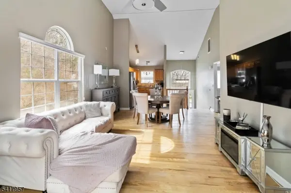 32 Oak Point Dr, Hamburg Boro, NJ 07419