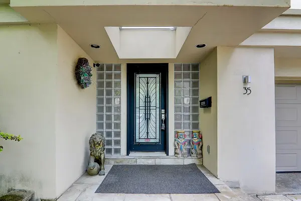 35 Gardiner RD E, Toronto C03, ON M5P 3B6