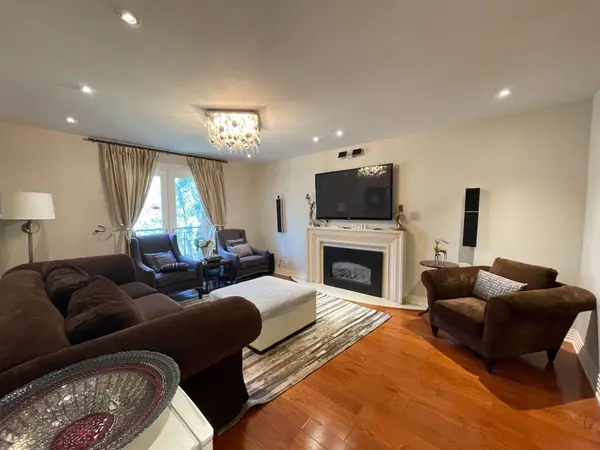 35 Gardiner RD E, Toronto C03, ON M5P 3B6