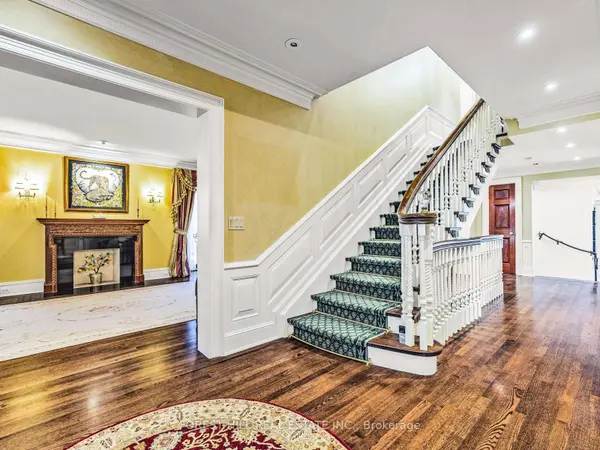 11 Dewbourne AVE, Toronto C03, ON M5P 1Z3