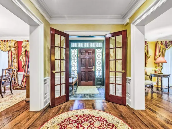 11 Dewbourne AVE, Toronto C03, ON M5P 1Z3