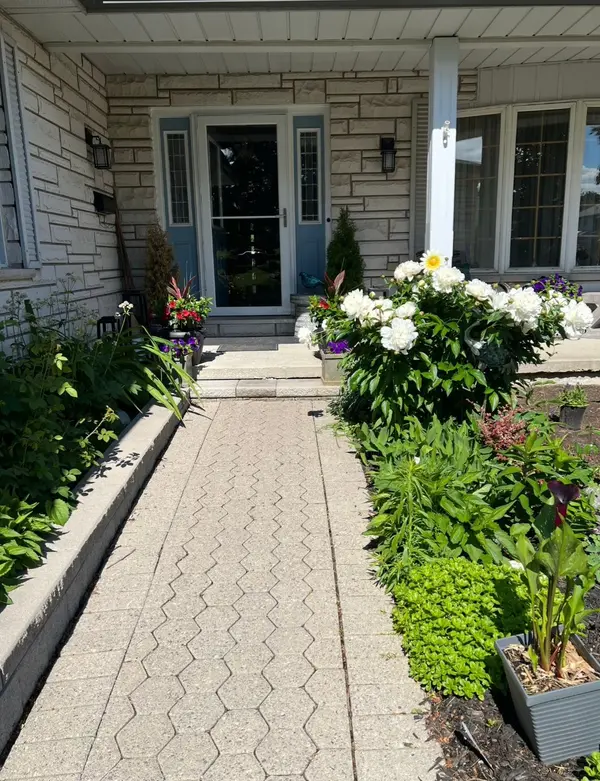 565 Prestwick DR, Oshawa, ON L1J 7P4