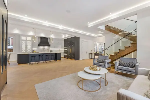 52 Child DR, Aurora, ON L4G 1Y5