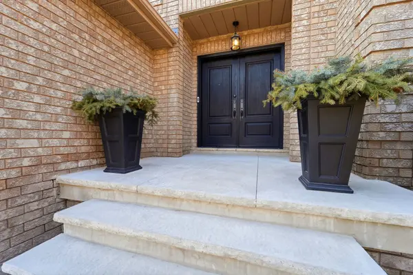 12 Lavinio CT, Vaughan, ON L6A 1V8