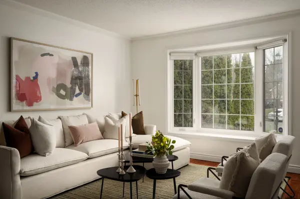 228 Yorkshire DR, Newmarket, ON L3Y 6J7