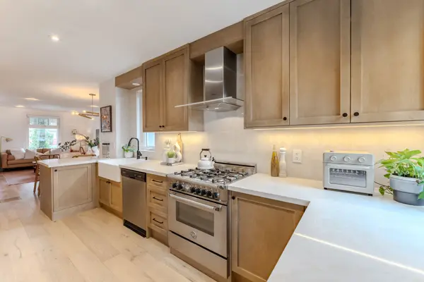 110 St Johns RD, Toronto W02, ON M6P 1T9