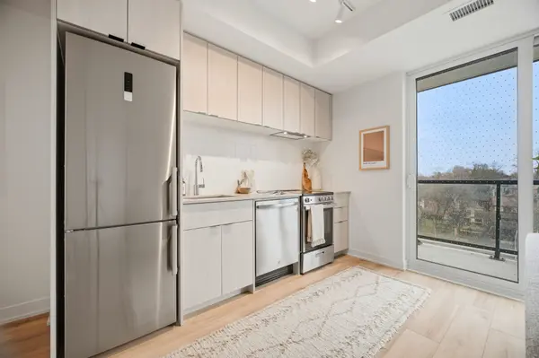 1660 Bloor ST W #516, Toronto W02, ON M6P 1A8