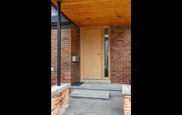 16 Sunnybrook RD, Toronto W01, ON M6S 1G2