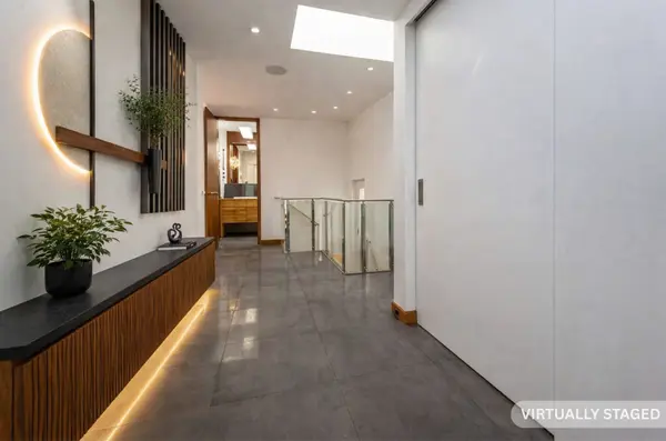 16 Sunnybrook RD, Toronto W01, ON M6S 1G2