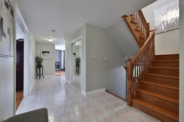 3022 Dalehurst DR, Mississauga, ON L5N 6M8