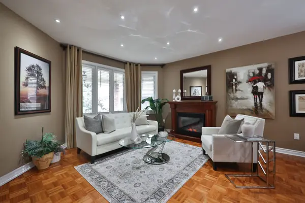 3022 Dalehurst DR, Mississauga, ON L5N 6M8