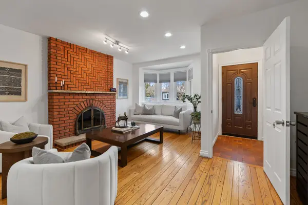 82 Fifth ST, Toronto W06, ON M8V 2Z3