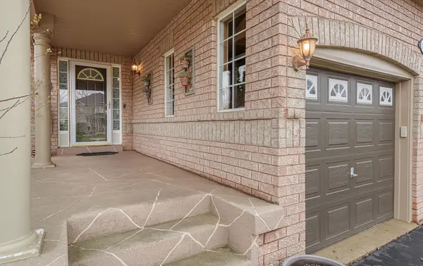 15 Virginia DR, Brampton, ON L7A 2E6