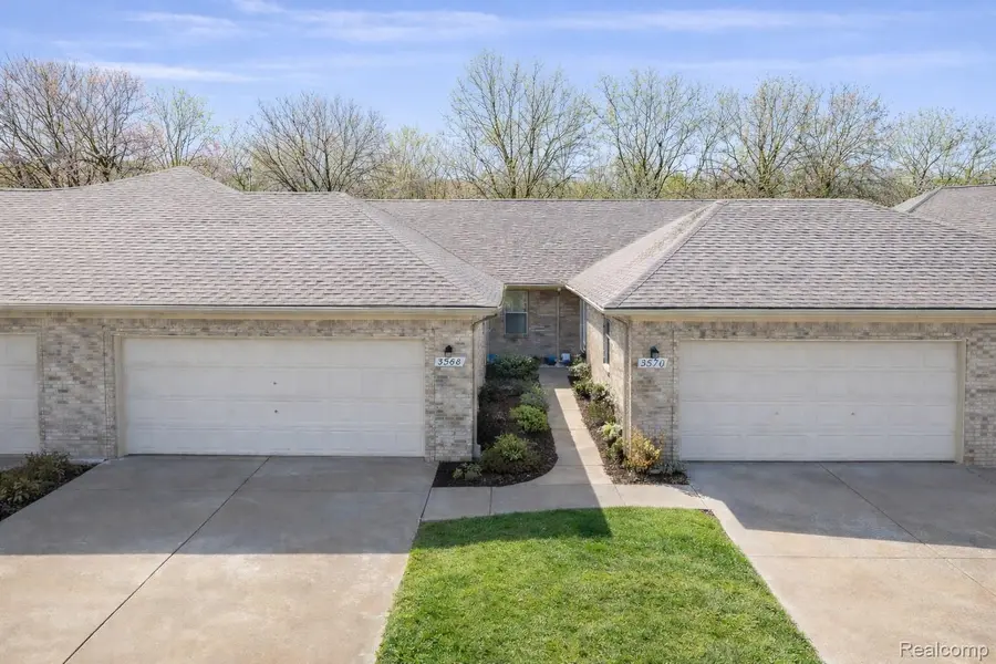 5568 Seabreeze LN, Sterling Heights, MI 48310