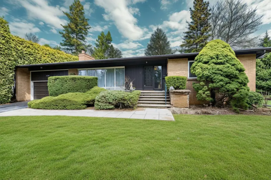 5 Bixby CT, Toronto C13, ON M3B 1H2