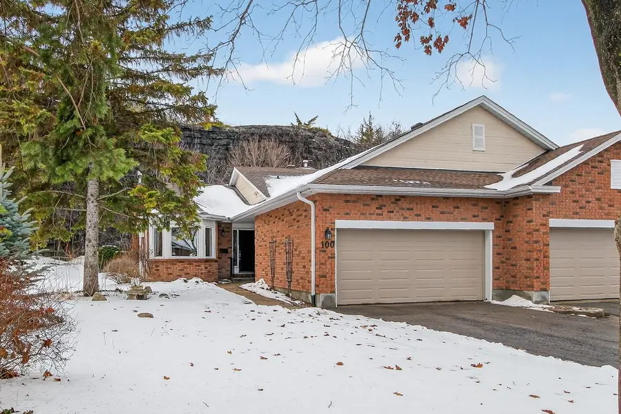 100 Darlington Private W, Hunt Club - Windsor Park Village And Area, ON K1V 0X8